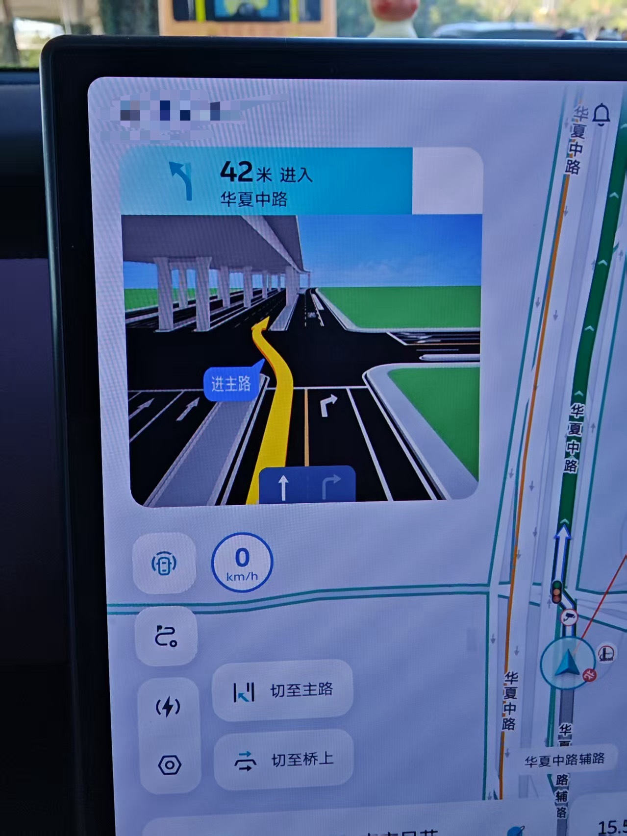 早上，跟朋友讨论了一个主辅路切换场景，他告诉我，图1这个路口，主路的车速有时候会