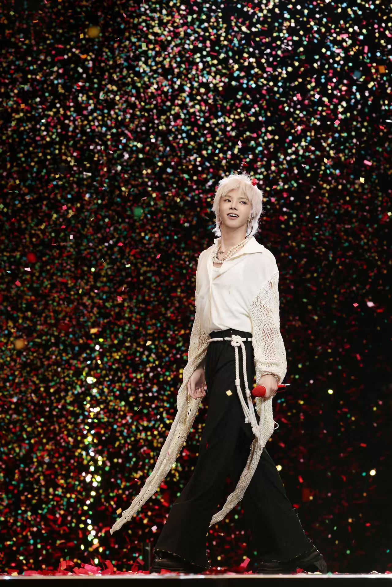 华晨宇85岁台湾歌迷奶奶过生日华晨宇给85岁台湾歌迷庆生奶奶这把年纪还在追演唱会