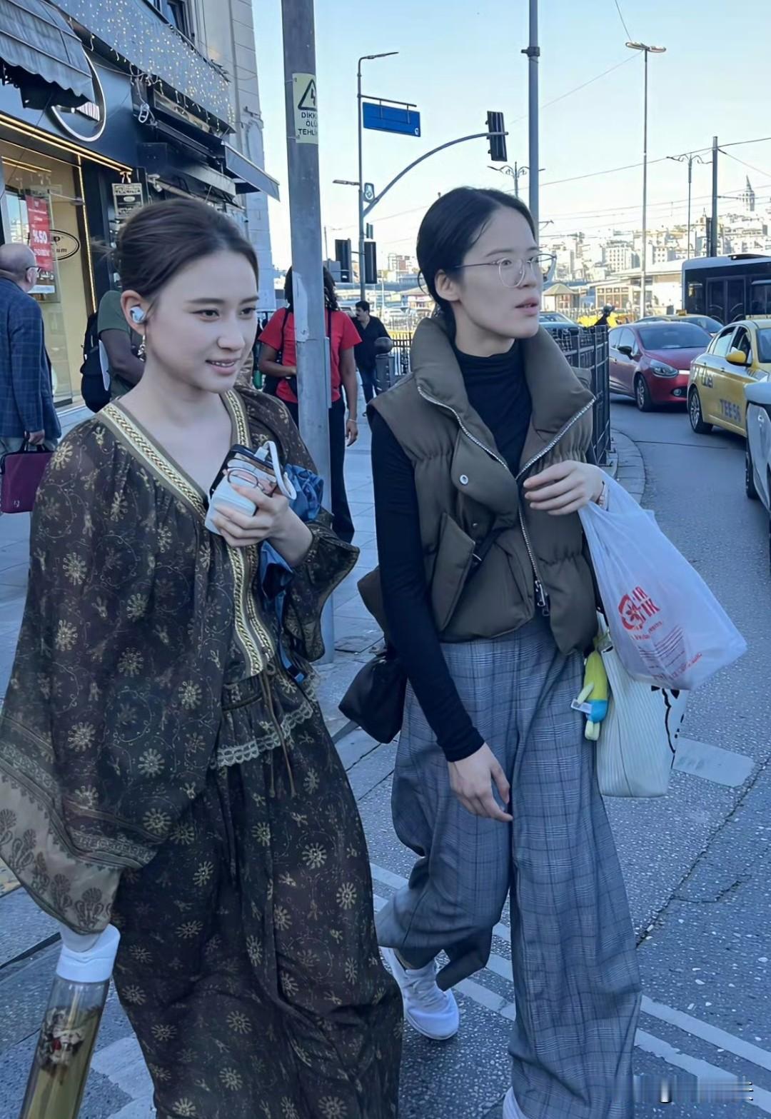 35岁何超莲在土耳其街头被偶遇，她穿着一条贵妇裙，皮肤白到发光，像剥了壳的鸡蛋一