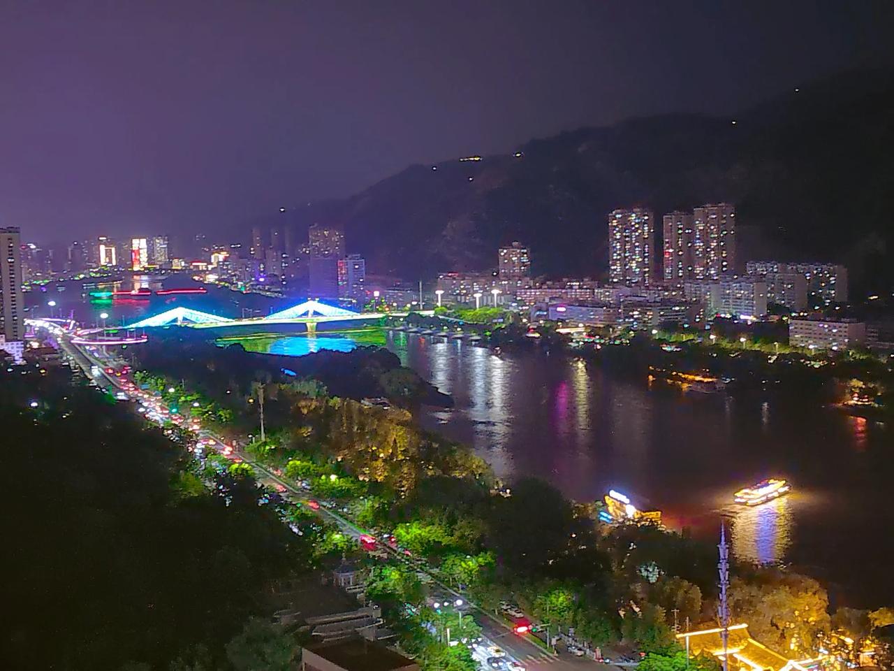 在酒店23层酒吧，品茶、听音乐，观赏兰州夜景，城市夜景如诗如画，高楼大厦的灯光点