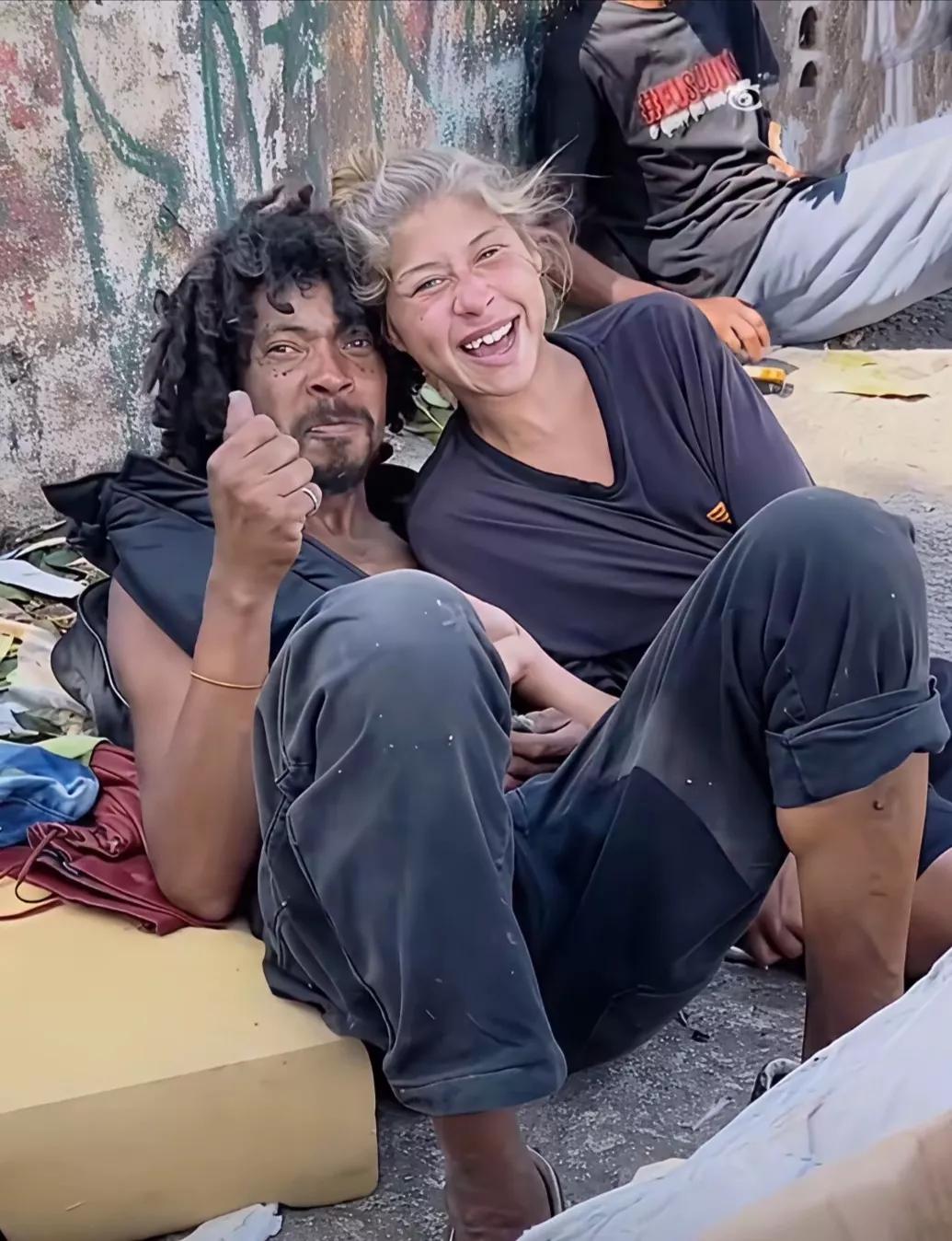 沦落到睡大街的美国男女，已经是在斩杀线上挣扎了。不过看人家的状态还是不错的，乐呵