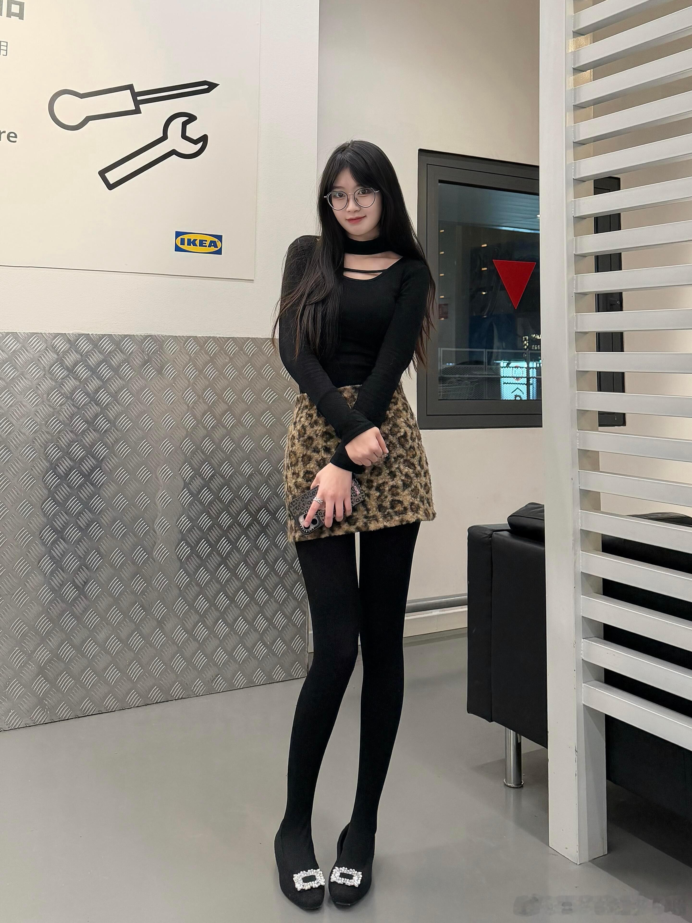 戴眼镜穿丝袜，眼神格外迷人~ 