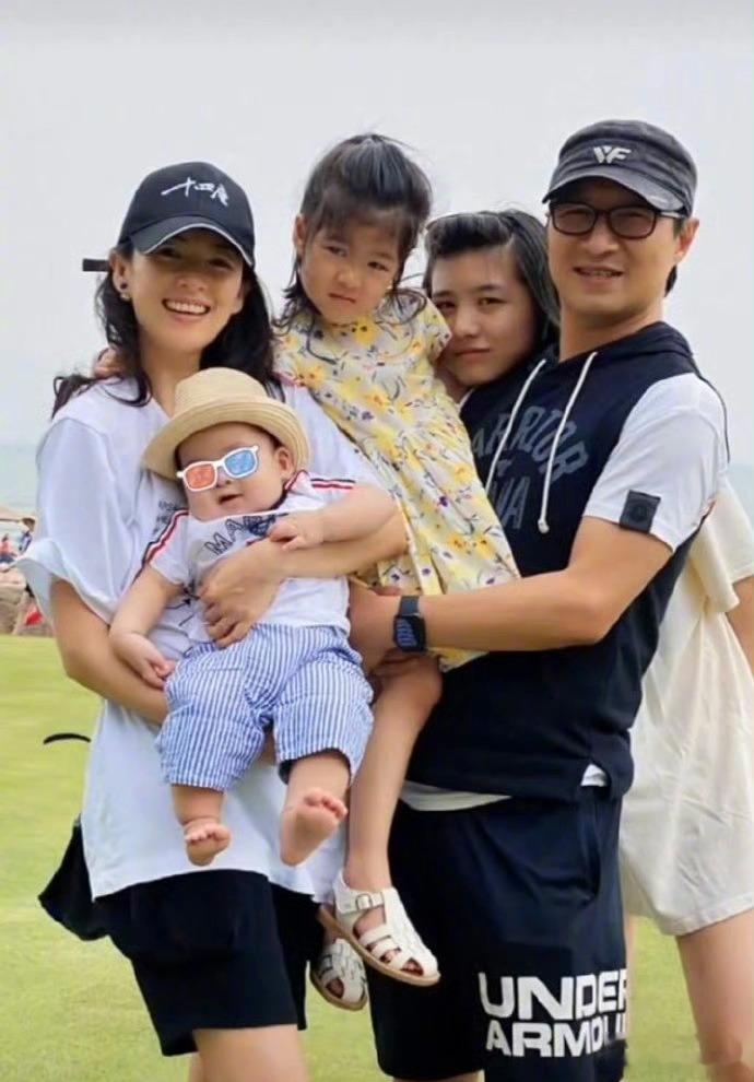 章子怡汪峰还是离婚了，女儿归汪峰，儿子归章子怡！ ​娱乐圈离婚的人太多了，所以我