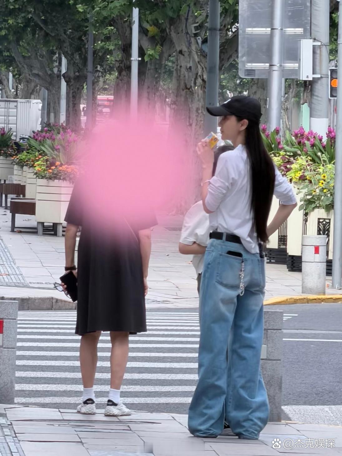 37岁Angelababy杨颖和儿子现身上海街头，她的打扮好时尚，身材又高又瘦。