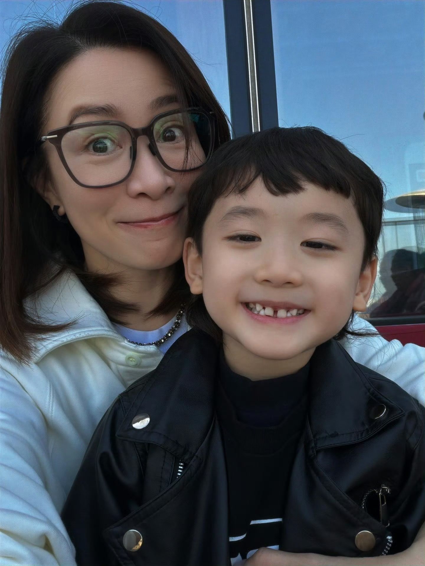 原来还有这层关系！😆 佘诗曼竟然是陈山聪儿子Jaco 的契妈，还带他出去吃Pi