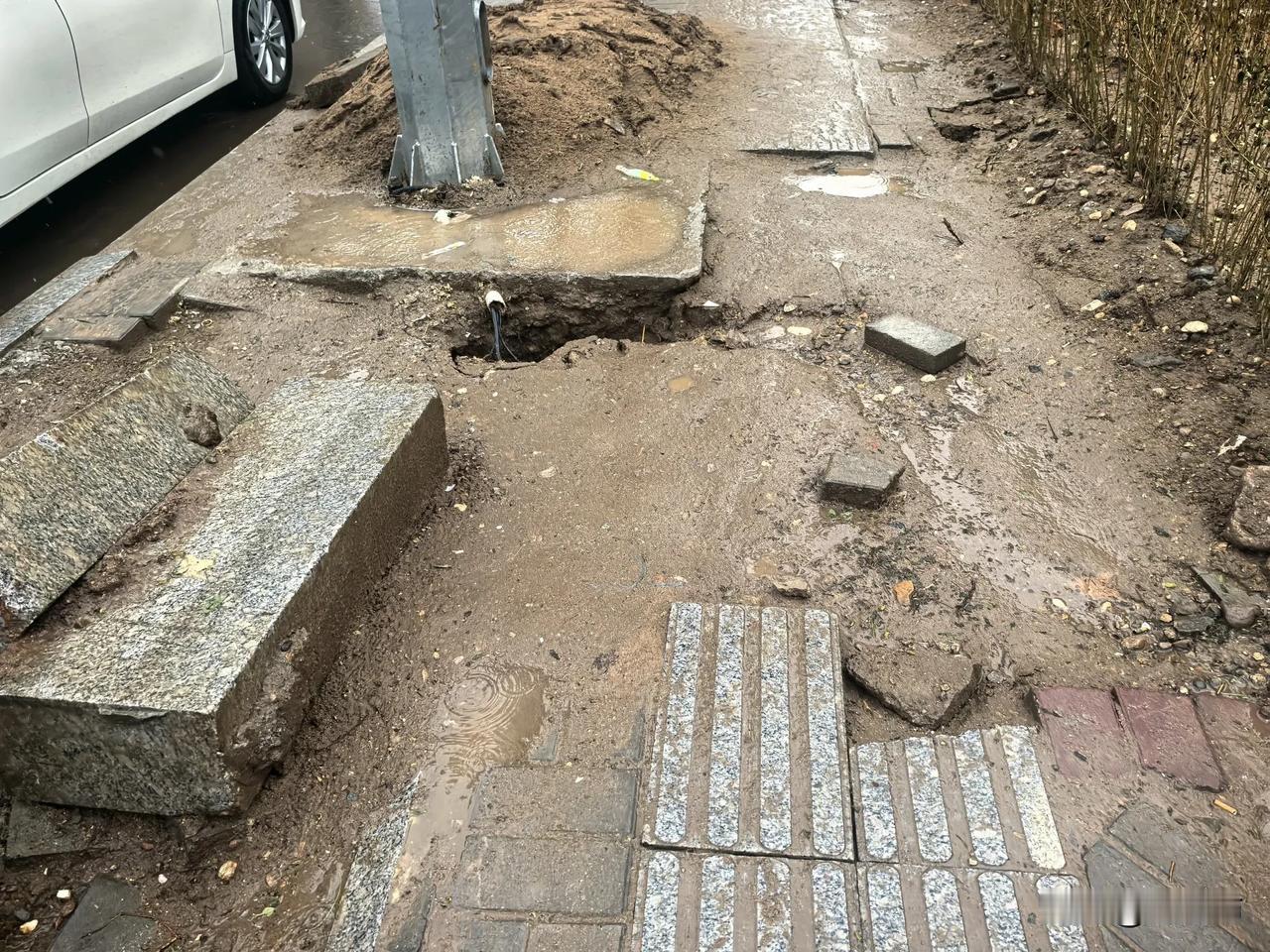 这对于许多呼和浩特人来说，其实是一个老生常谈，甚至见怪不怪的话题了。一场暴雨，除