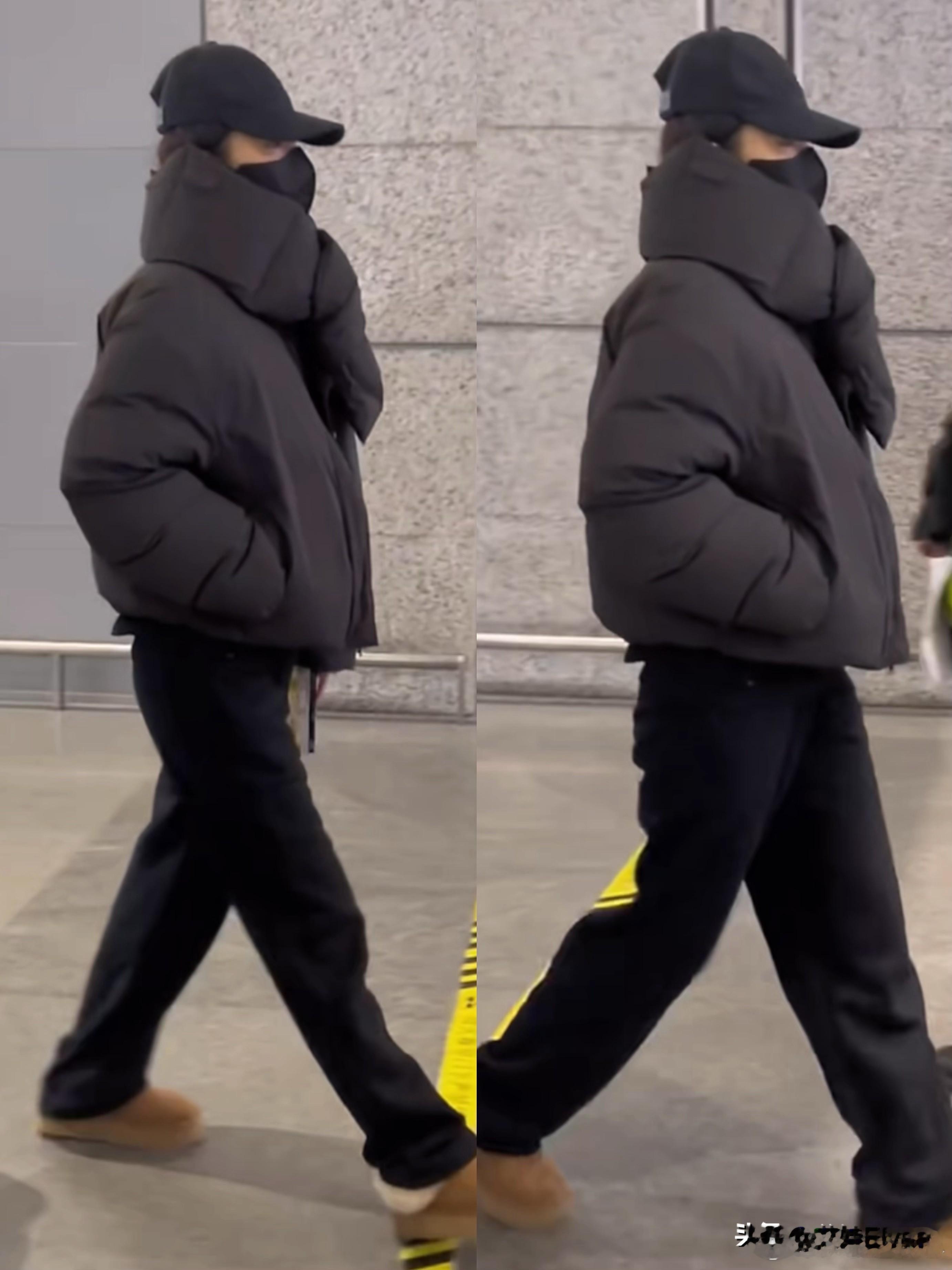 李沁将保暖做到极致，好厚的围巾。李沁机场行走时，穿得是真暖和，跟普通一样棉服加阔