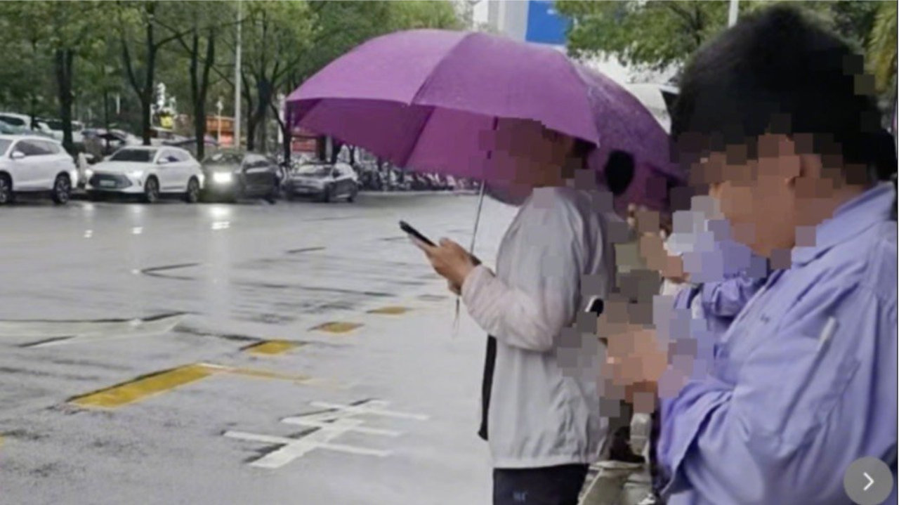 【媒体调查“深圳一女子劝阻吸烟引发争执”：#公交站台吸烟该罚吗#？】4月24日下