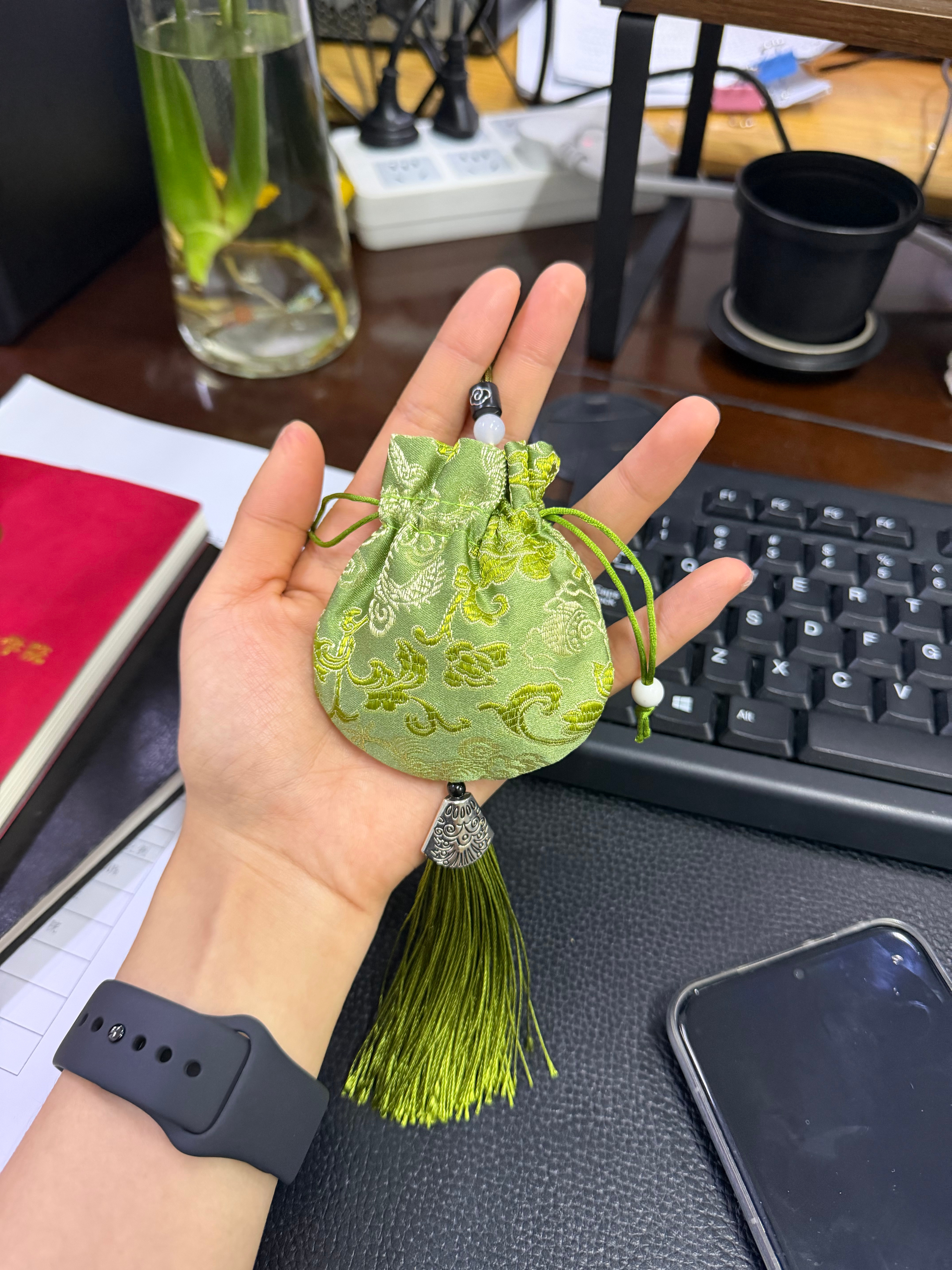 学生做的香包，好喜欢，里面放的是桂花和陈皮，说是特意给我挑的清新绿色，我打眼一看