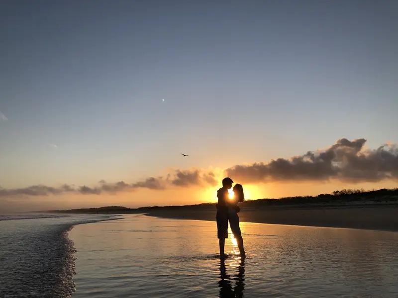 刘震云说：“男人和女人的关系，如果是真爱，上床无君子，相聚无淑女，男女交往的本质
