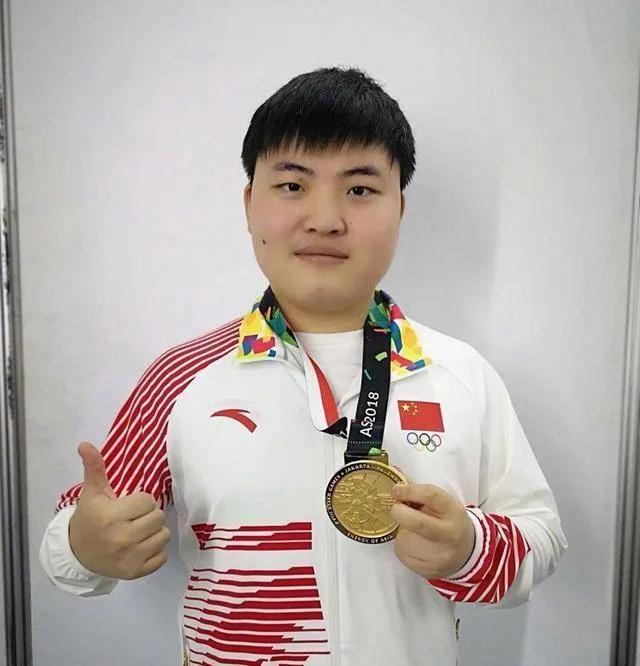 Uzi直播炫耀金牌，水晶哥惨遭嘲讽！

近日，前LOL职业选手Uzi，在直播的时