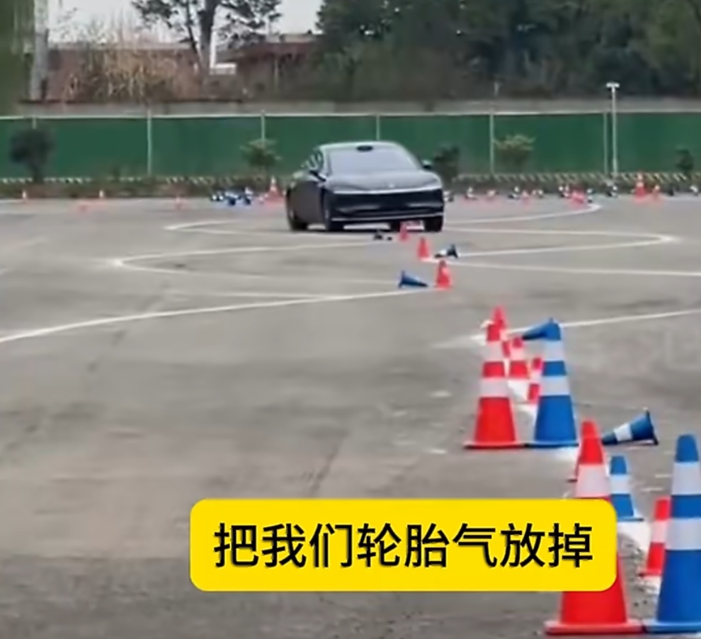 余承东回应享界S9麋鹿测试黑幕 汽车圈怎么有这样的人，为了测试成绩差，故意把轮胎