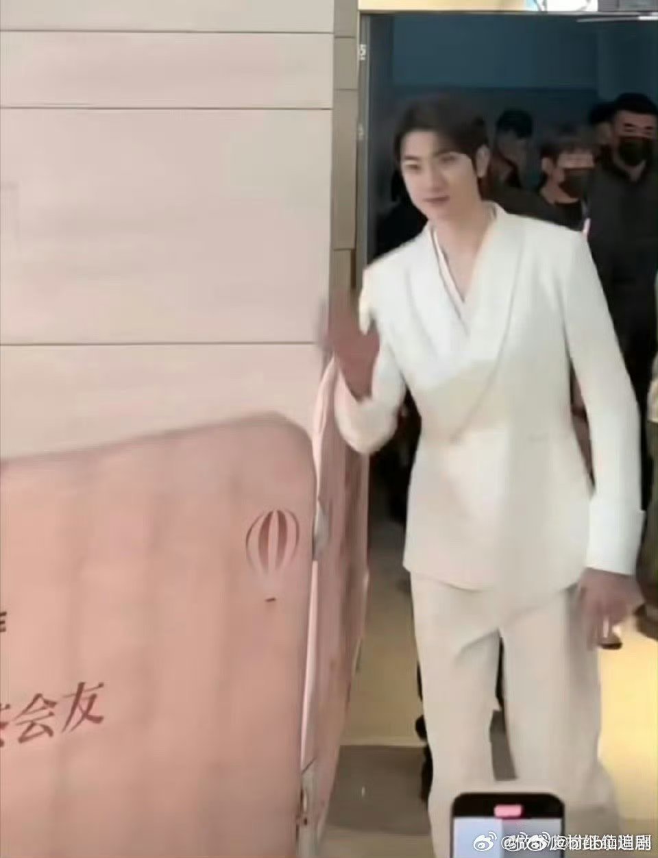 林一连发型都是爱妮的形状  原来洗头也是高颜值时尚单品 林一的发型真是太吸睛了，