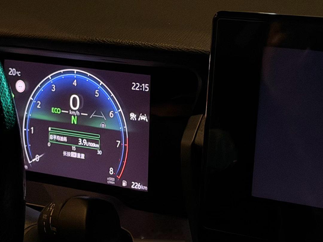 这两天打车都是打到的油车，两次是凯美瑞，一次是雅阁，我特别留意油耗显示，凯美瑞是