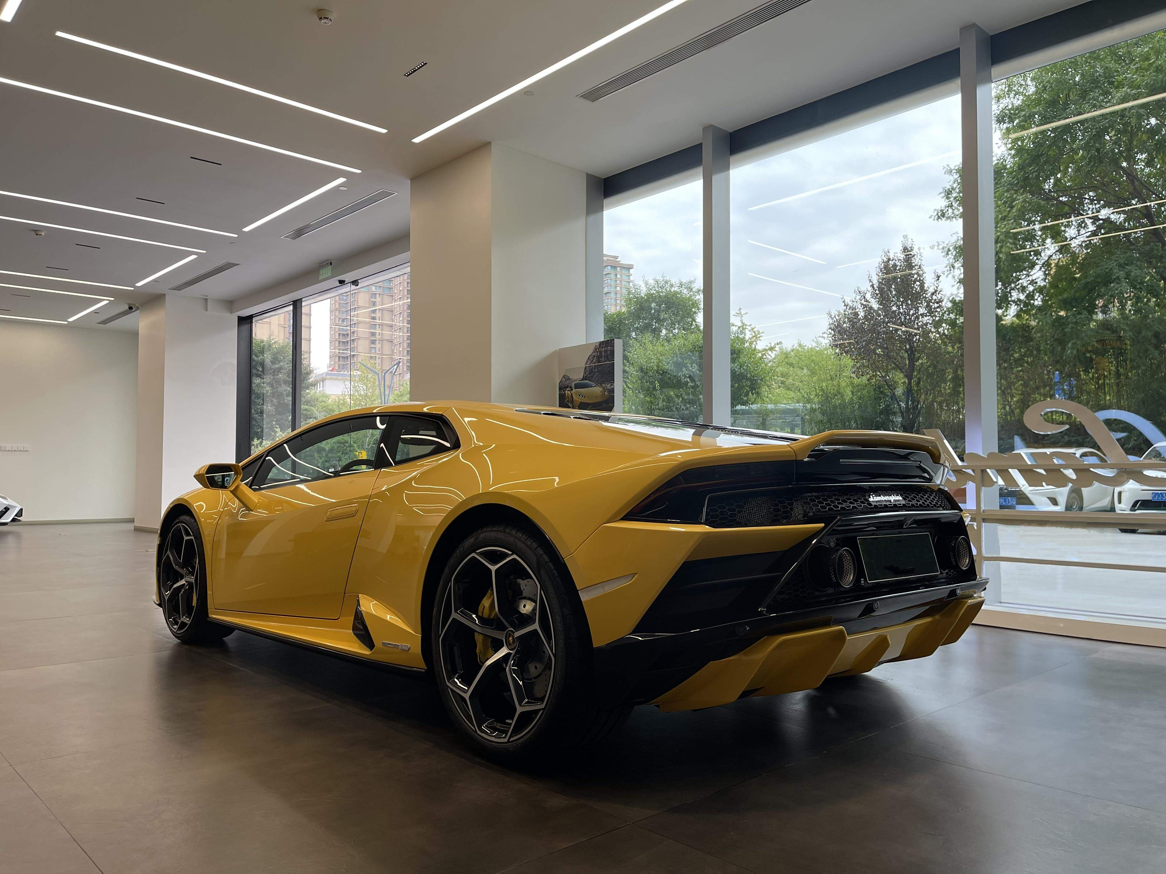 真·超跑印钞机：营业额30.9亿欧元、营业利润率27%，每卖一台净赚约77万元，