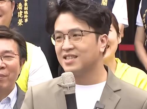 “台独”顽固分子沈伯洋26日晚间接受广播节目专访时透露，已确定安排拜会台湾地区前