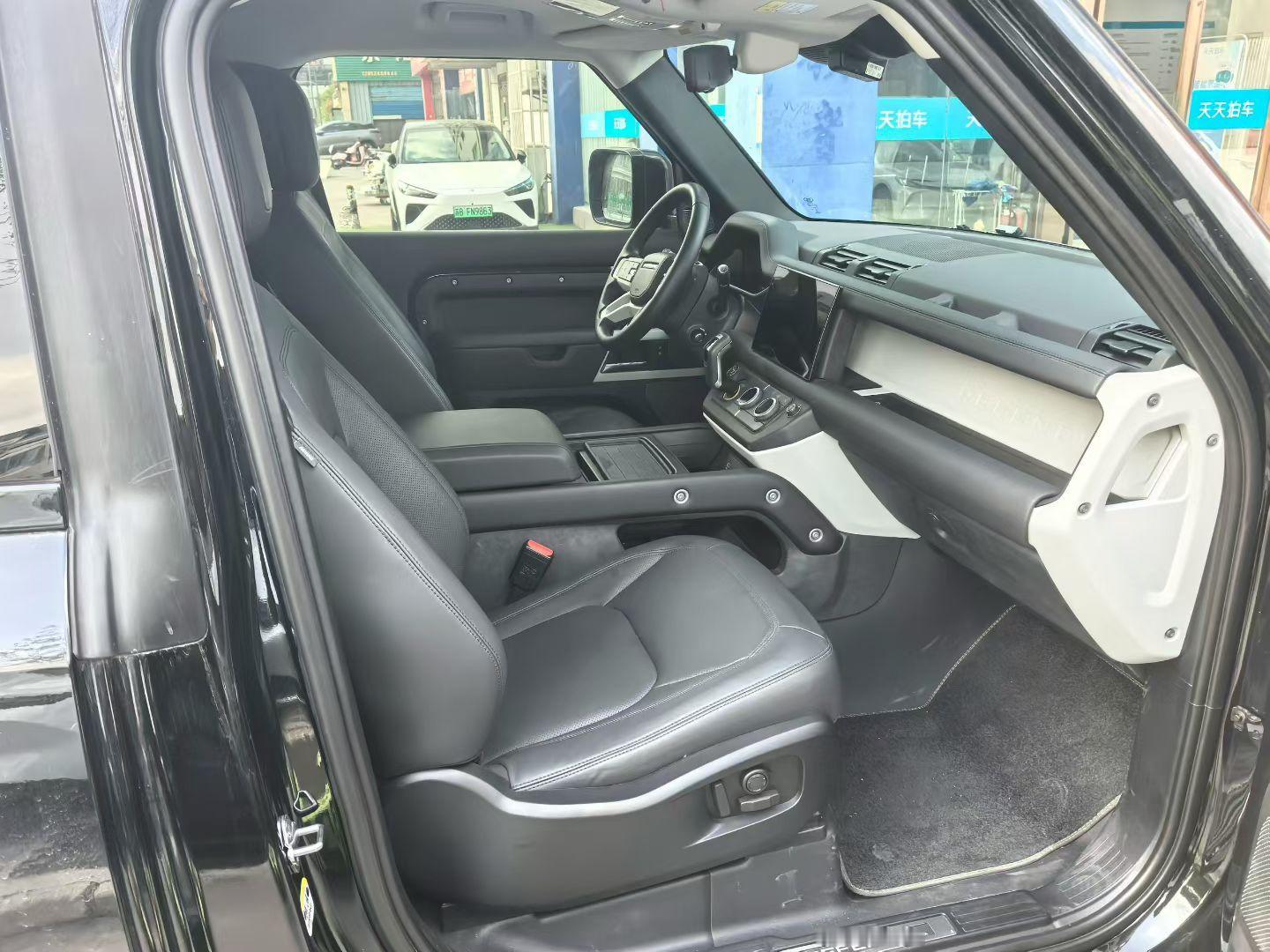 早上好朋友们昨晚 12 点吃完夜宵回酒店买了台卫士 90XS一手原漆 2 万公里