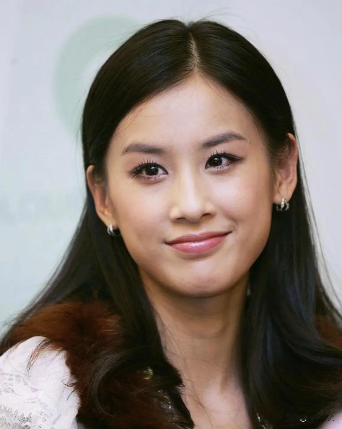 黄圣依年轻时候的长相和气质在女明星里也是独一份优越，记得小时候看她演的功夫和红苹