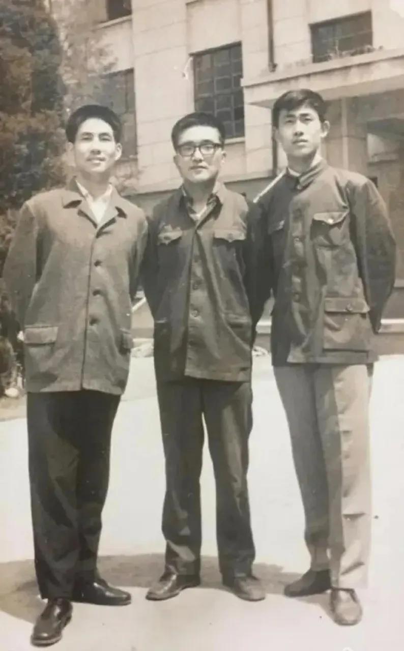这三个人当中，都说其中有一个是80年代的许家印，我一个一个看的非常细心，但是都没