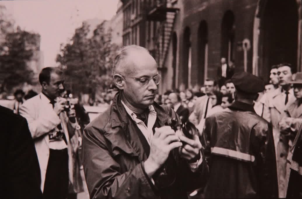 1961年，布列松在纽约街上等着拍摄卡斯特罗 