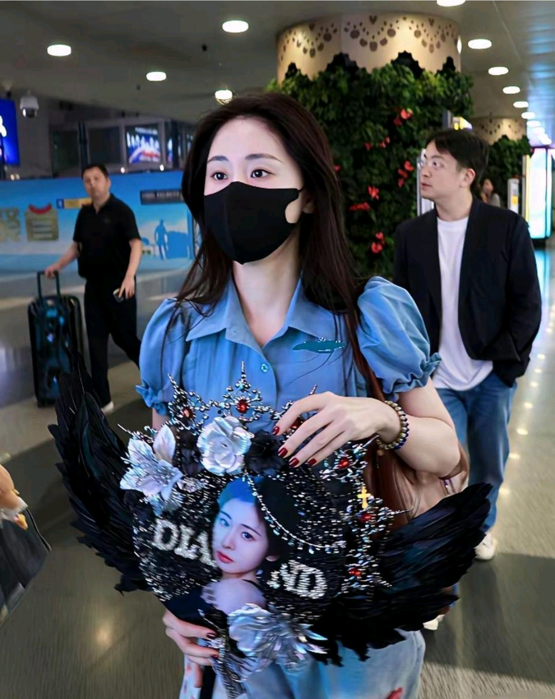 张碧晨亮相北京机场，她这次搭配一身蓝色的衣服，整个人显得好年轻 
