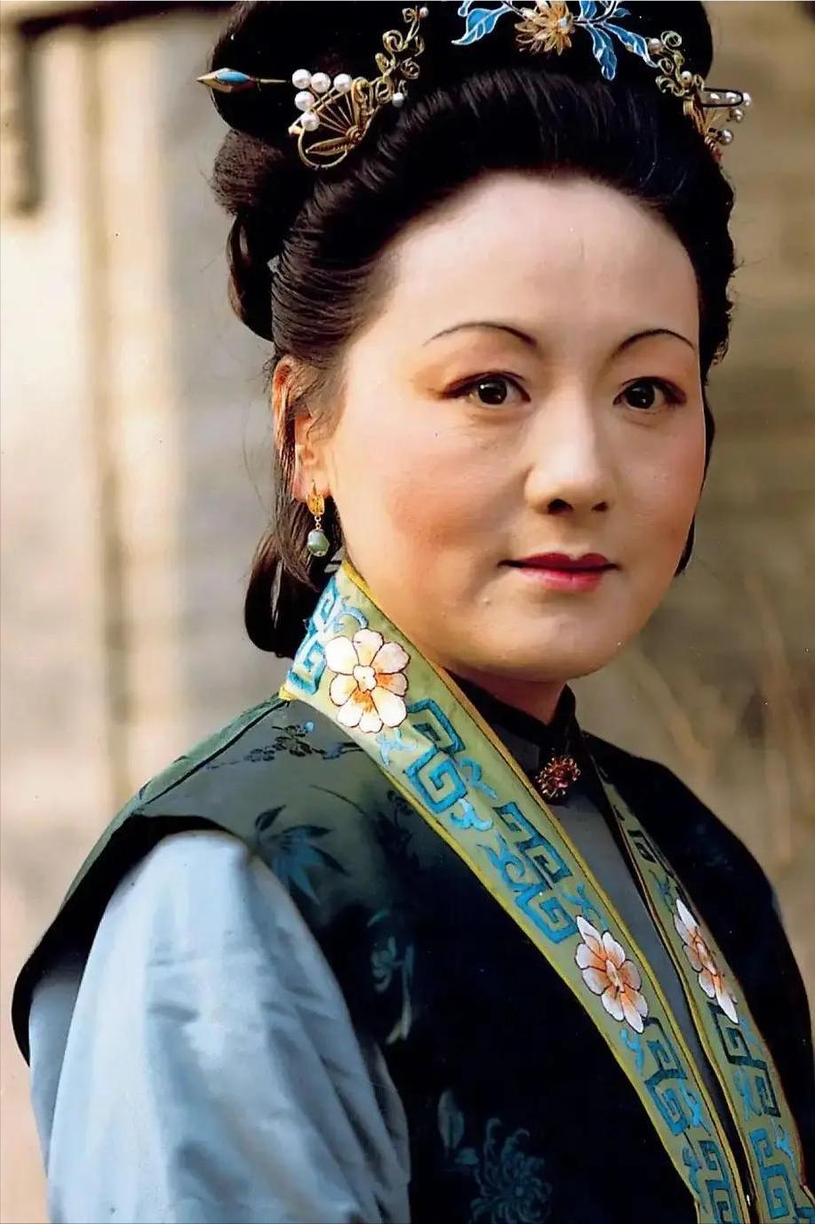 邓婕，哀痛难忍！1 月 22 日，一向低调的邓婕，突然通过社交平台发文，字里行间