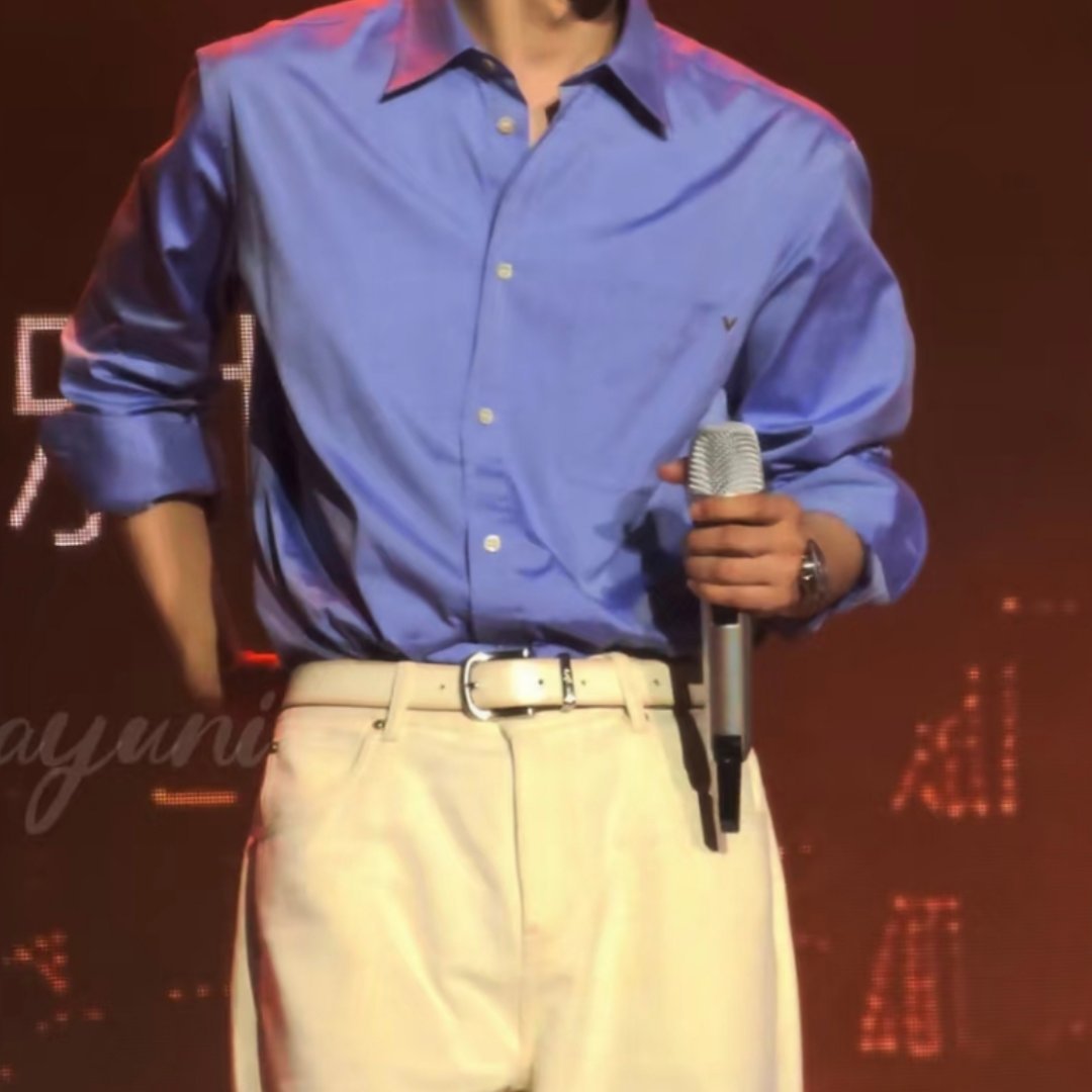 他这个腰怎么能这么好看呢，我以为男的这么穿只会穿出老人味的 允许朋朋哥挂车钥匙串