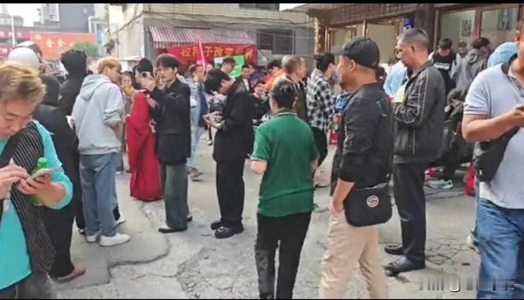 一夜之间发型师晓华火遍全国，最具权威的央视新闻第一时间报道了她做为一个普通理发师