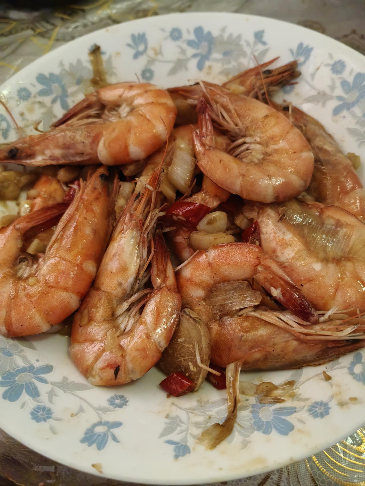 真想不到，今天中午是表妹的二婚老头做的菜，厨艺还真的不错，这两口子真挺实在。
