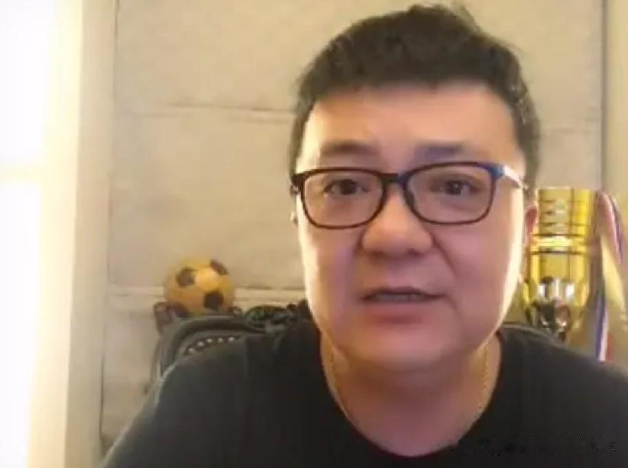 董路老师，就陪孩子们踢足球吧？陪伴孩子们长大是件幸福的事，再把这些孩子交给别人我