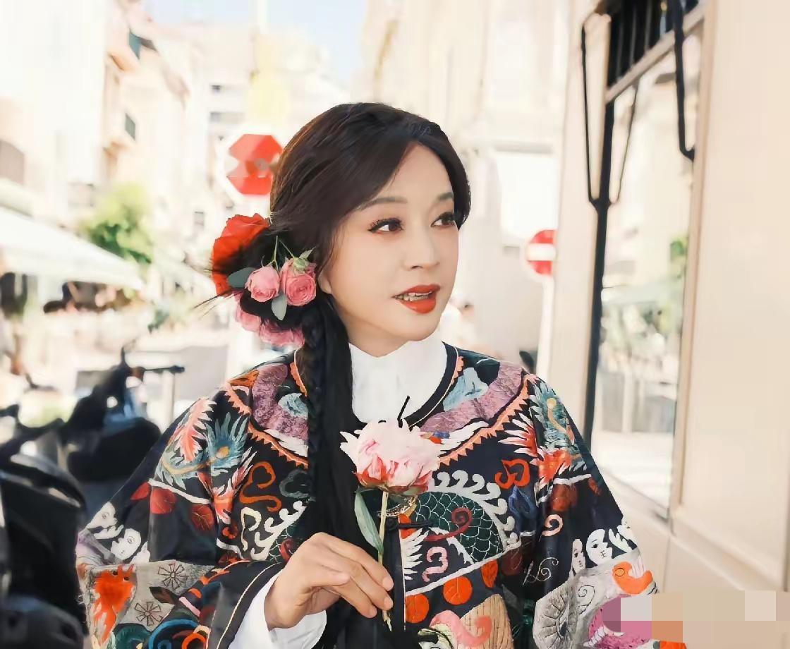 刘晓庆，官宣了！
2月14日情人节，75岁的刘晓庆，突然冲上了热搜，这次和甜蜜恋