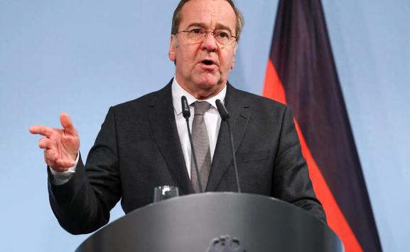 德国是真不装了，直白放狠话要花钱建46万大军，啥也不管了，就想硬抢欧洲军事老大的