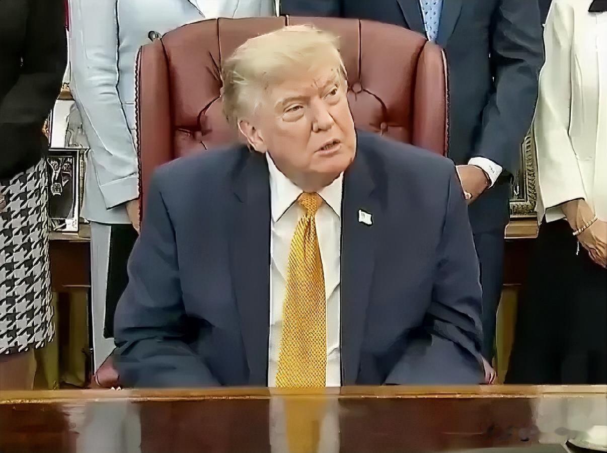 记者;“这是你从四月以来至少第五次取消对伊朗的空袭……这次有什么不同？” 

特