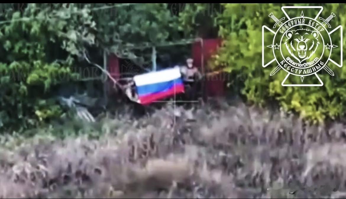 🇷🇺 哈尔科夫州波尔纳亚（Polnaya）村飘扬着俄罗斯国旗！
视频证实，“