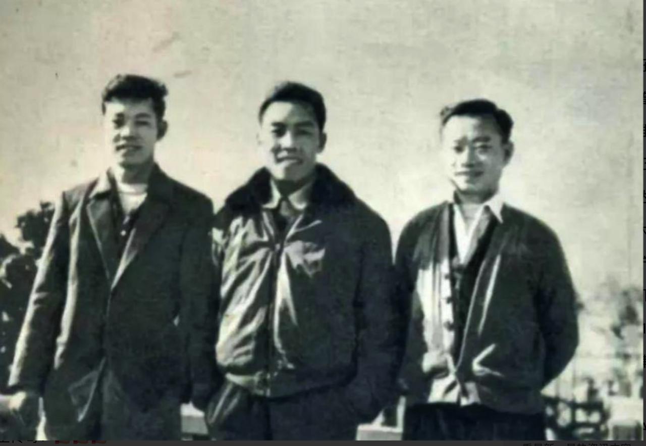 1956年1月，台北松山机场。蒋纬国专机突然升空。塔台立刻察觉异常，值班员无线电