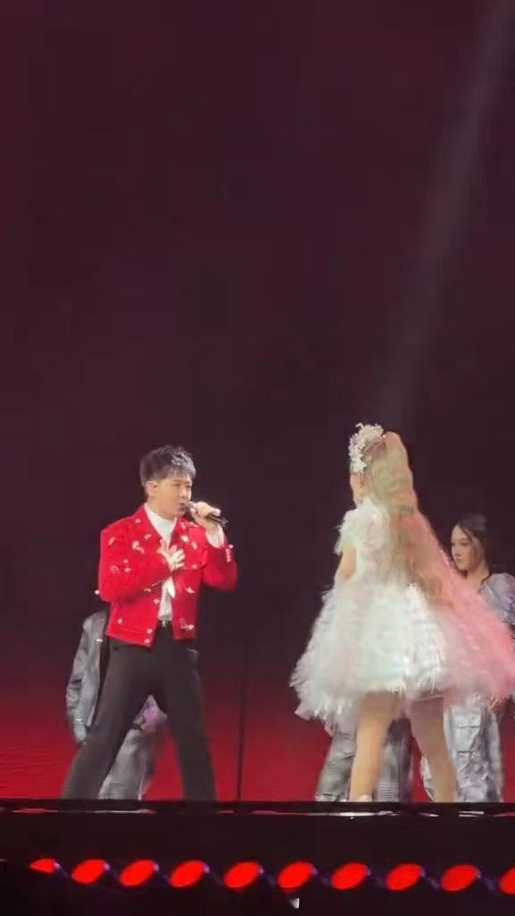 谢娜林志颖合唱久违的同台合作太有看点了，默契度满满歌声温柔又治愈，一开口就自带情