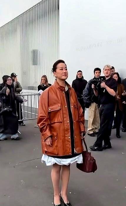 瘦掉100斤后，她连梨涡都消失了
 
米兰秀场生图一出，评论区炸锅：那张曾经堆满