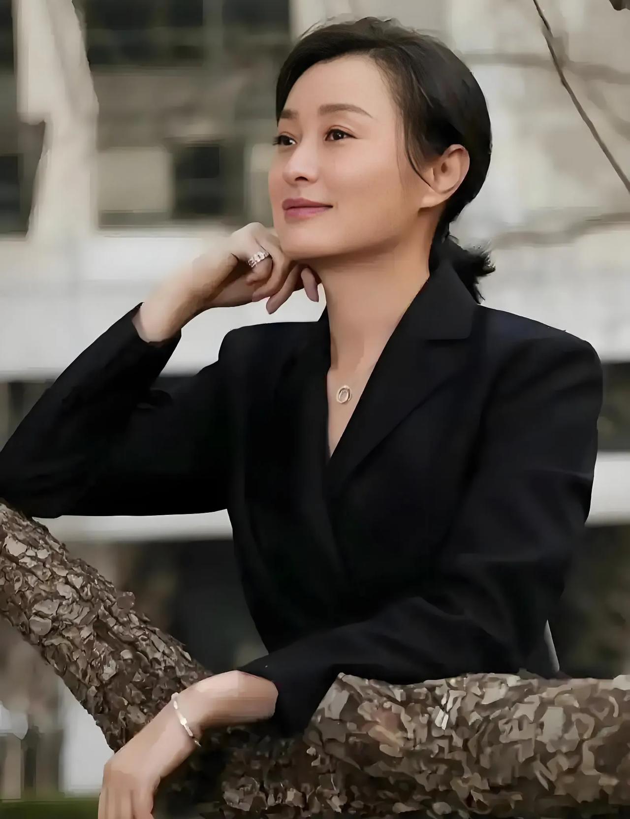 一次采访时，记者问吴越：“陈建斌当初抛弃了你，现在你还恨他吗？”
　　吴越说：“