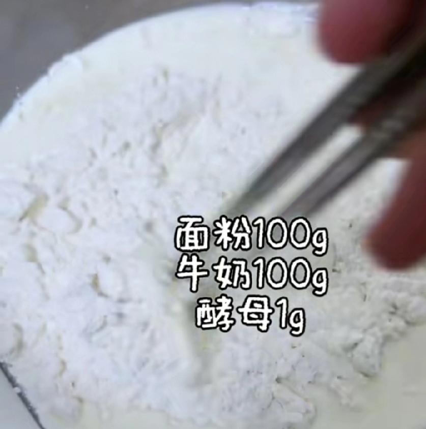 时代变了，做个馒头都要放一大堆东西了。有放食用油的，有放猪大油的，还有放糖的，甚