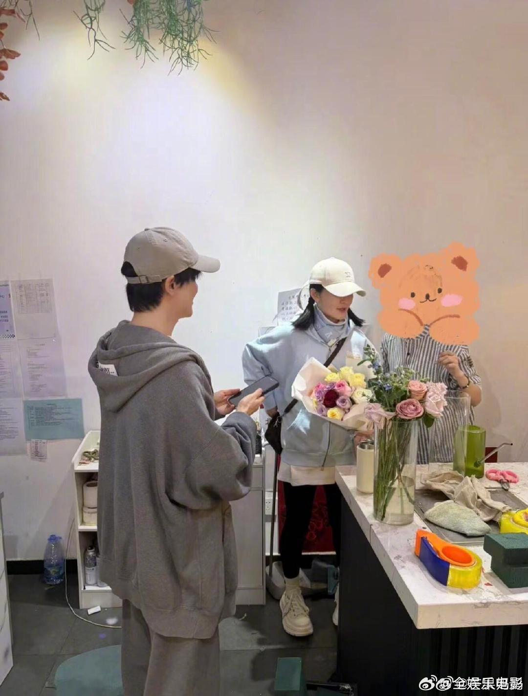 网友偶遇谢娜沈凌夜骑，娜姐扎俩小辫儿好可爱！北京偶遇谢娜沈凌夜骑网友偶遇谢娜沈凌