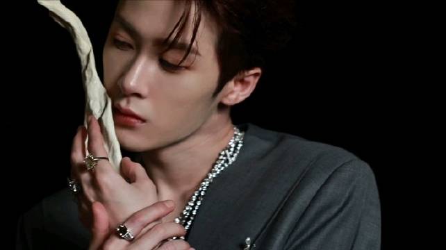 🎬JCT ON SET 

洒落指间的光，以树的姿态瞬息成章。

@MIC檀健次JC-T