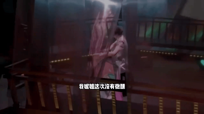 央视秋晚的闫妮彻底收起了大湾区晚会上的“微醺”随性。她身着黑白水墨长裙，手执四川
