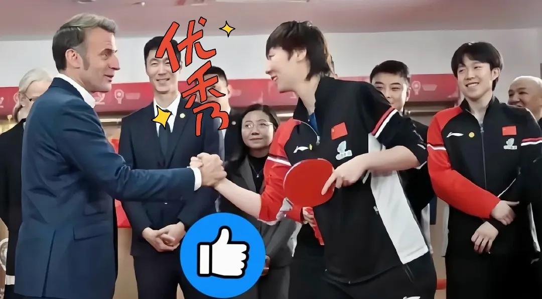 谁看谁夸！

26岁王曼昱这波外交礼仪，直接拿满分！
 
左手握球拍，右手跟马克