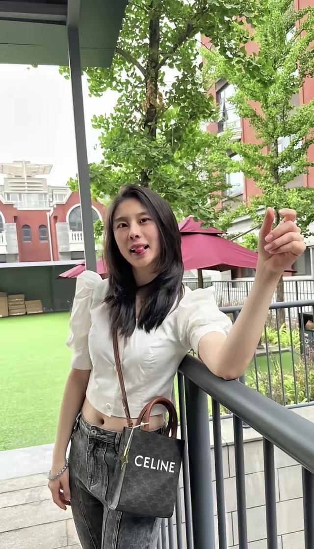 【老六王思雨这气质，这颜值也太好了吧，简直与赛场上那个球技精湛，打球强硬的她判若