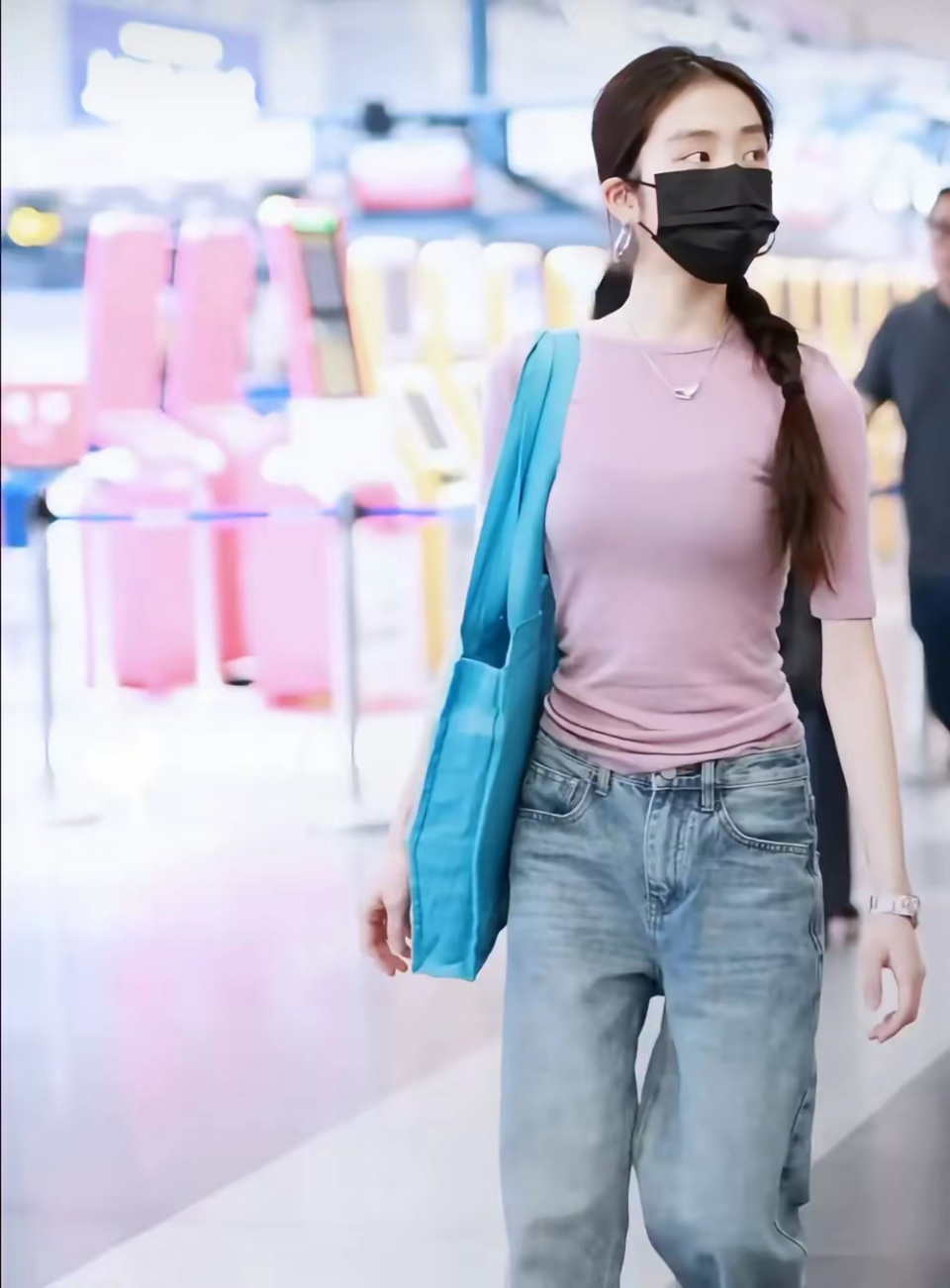 黑高领牛仔裤，黄多多这是从纽约大学提前毕业来北京参加《黑寡妇2》试镜了吧？这清冷