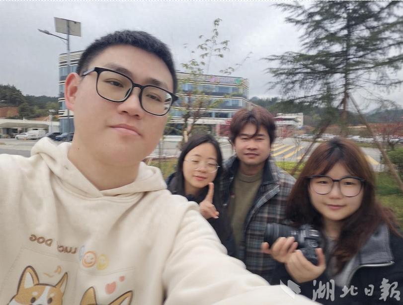 “雪山救狐狸”主创找到了！刷屏50亿，他仍在贵阳卖酱板鸭。

谁能想到，这么个“