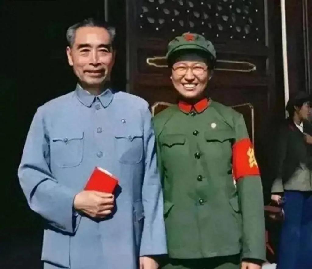 1966年国庆庆典，周总理与身穿65式军服的李讷在天安门城楼上的一张留影，周总理