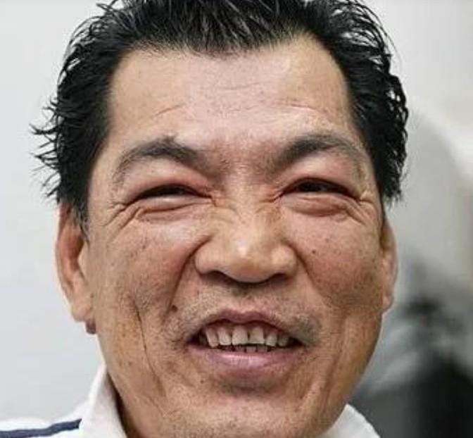 2005年，成奎安得知蓝洁瑛生活窘迫，没钱吃饭，就赶到蓝洁瑛的房子附近，特意嘱咐