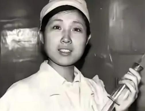 黑龙江 19 岁护士李晶莉捡回 10 岁流浪男孩，为抚养他，整整 12 年不恋爱