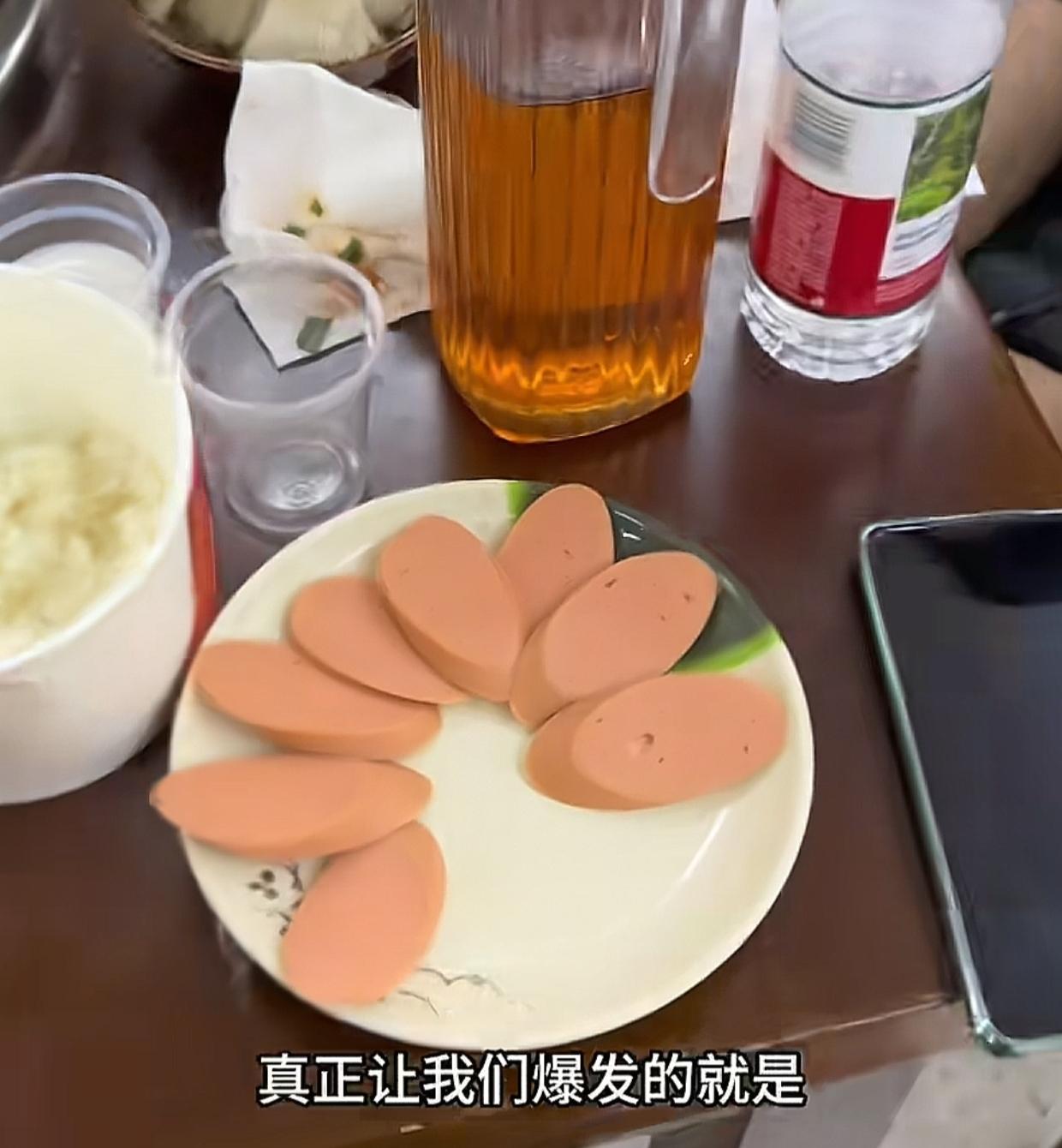 一家三口去重庆旅游，出租司机热情推荐火锅店，还给店家发消息。谁知他们到店后大失所